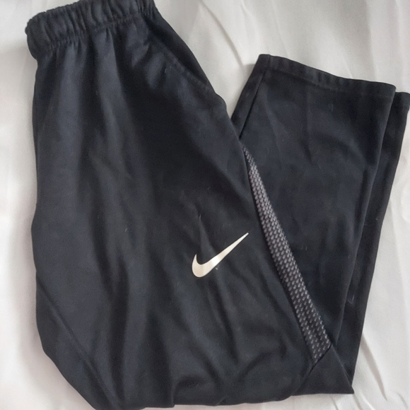 Nike. Youth Large. Black. Training Pants. - Picture 5 of 5